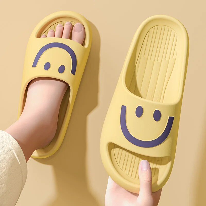 Mule Slip On - Chinelos Nuvem com Rosto Sorridente para